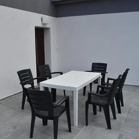 Ladi Apartment